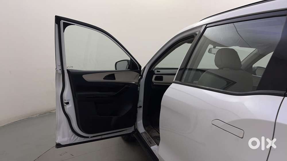 Mahindra Xuv700 2.0 Ax 5 Petrol At Str, 2022, Petrol
