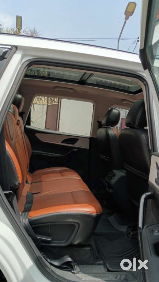 Mahindra Xuv700 2.0 Ax 5 Petrol Mt 7 Str, 2022, Petrol