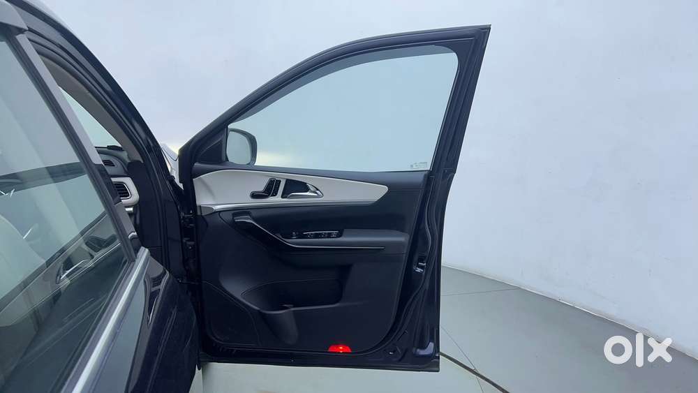 Mahindra Xuv700 2.0 Ax 7 Petrol At Str, 2024, Petrol