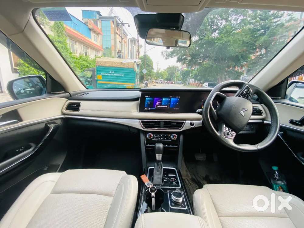 Mahindra Xuv700 Ax7 Luxury Pack Awd, 2025, Petrol