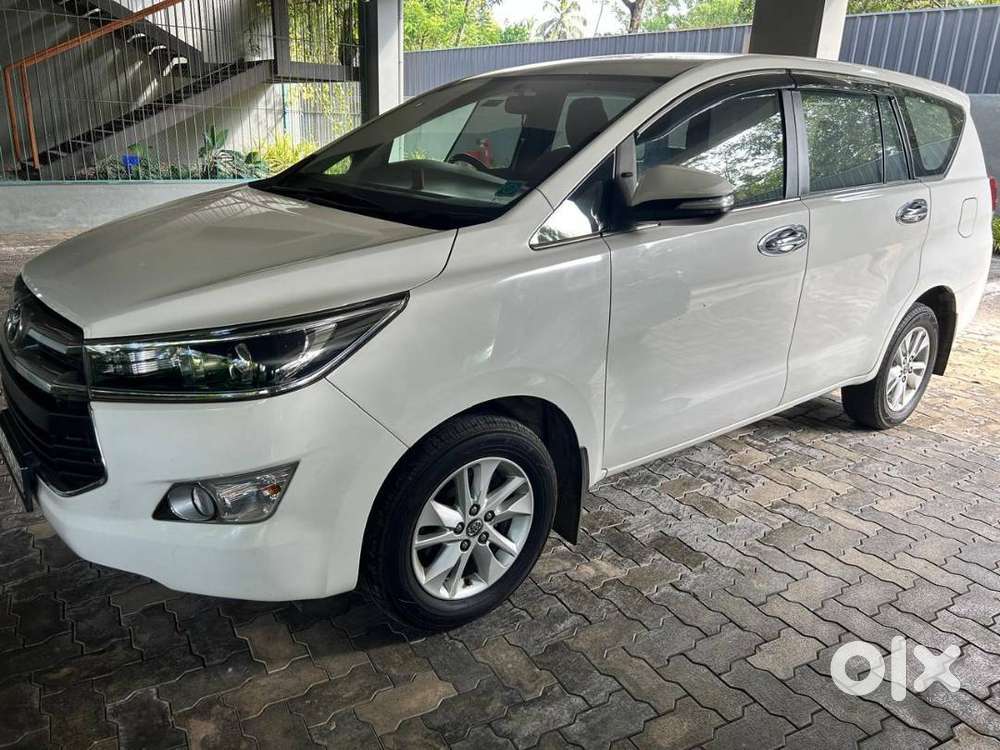Innova Crysta 2.4v Bs (iv),60000km,leather Interior, Super White
