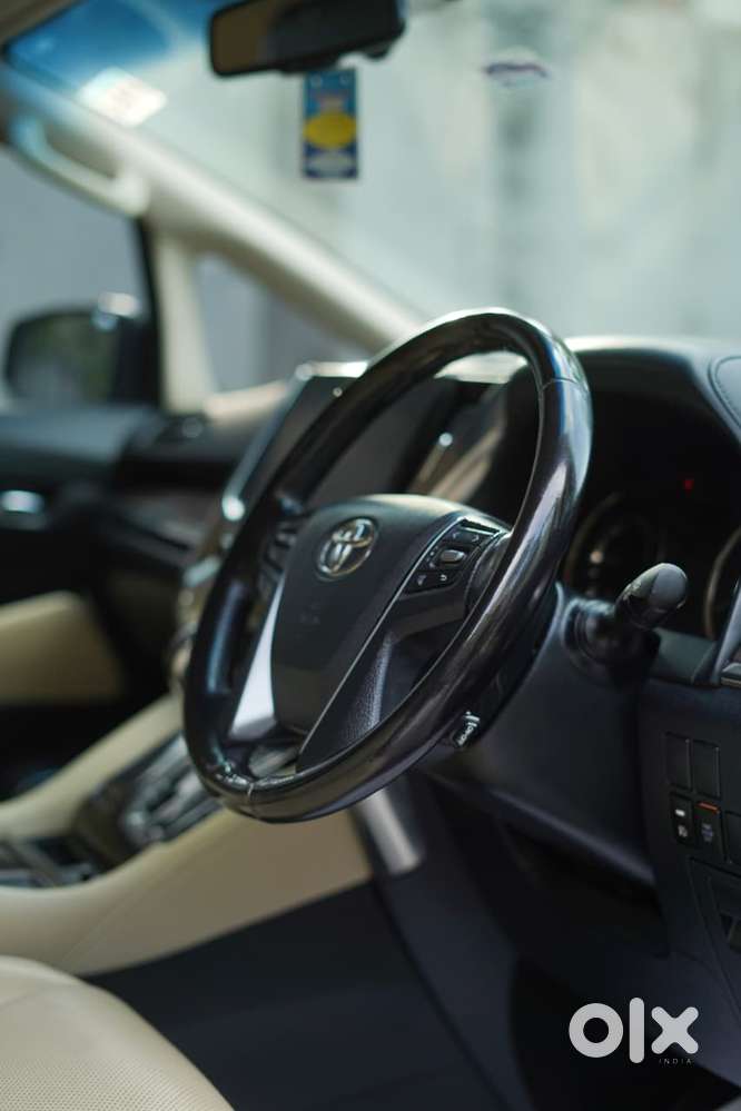 Toyota Vellfire 2.5 Executive Lounge, 2023, Petrol
