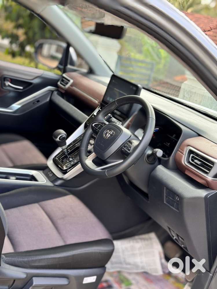 Toyota Innova Hycross