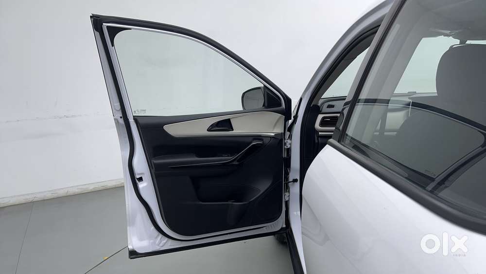 Mahindra Xuv700 2.0 Ax 5 Petrol Mt 7 Str, 2025, Petrol