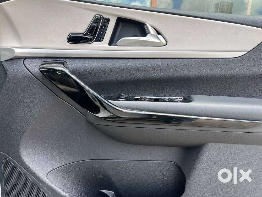 Mahindra Xuv700 Ax7 Luxury Pack Awd, 2022, Petrol