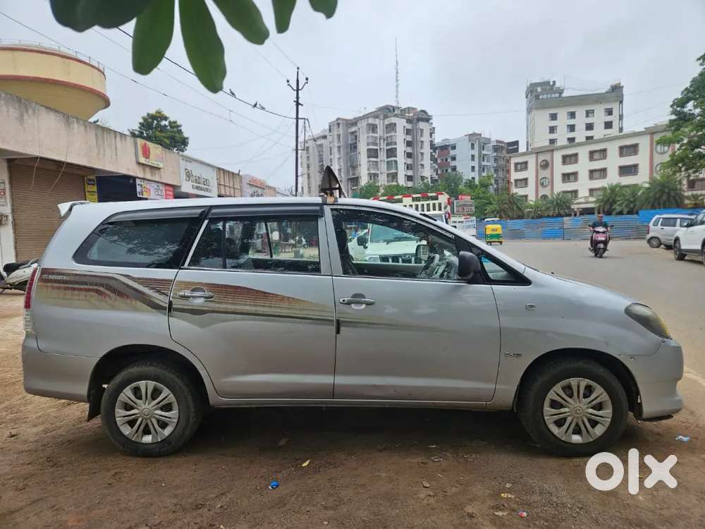 Toyota Innova 2.0 E 2011 Variant