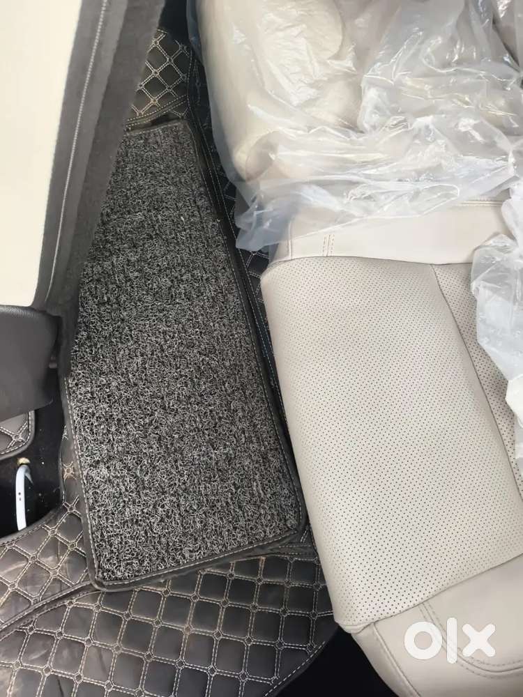 Mahindra Xuv700 2025 Diesel Pearl White Colour