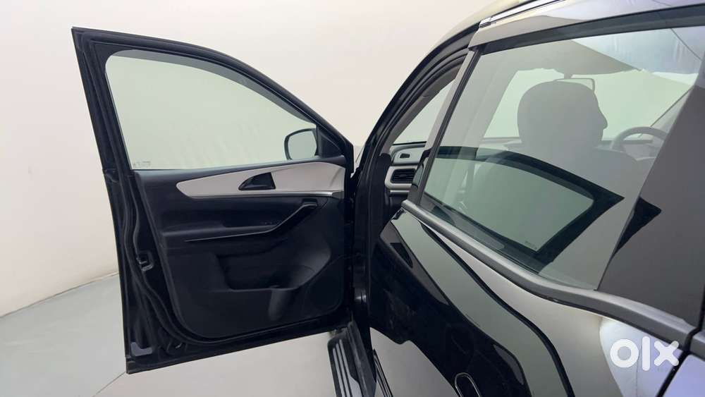 Mahindra Xuv700 2.0 Ax 5 Petrol At Str, 2025, Petrol