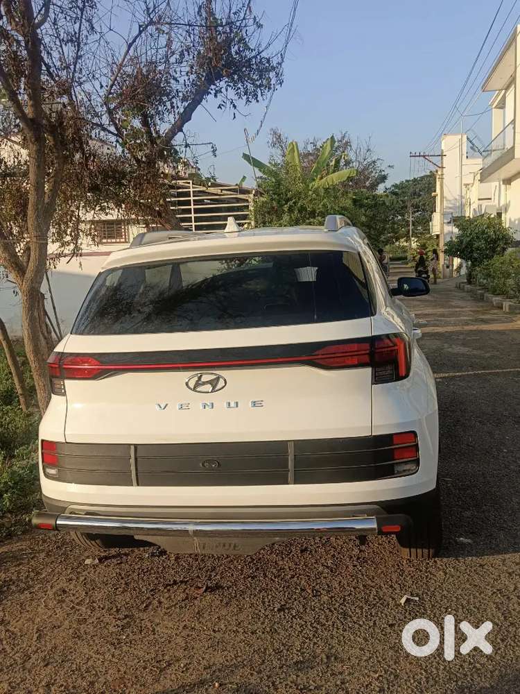 Hyundai Venue 1.2 Petrol (top-end Feel At Base Price)
7000 Km Only