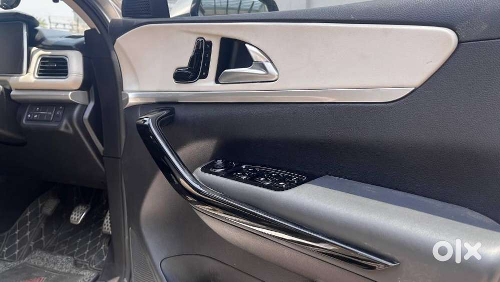 Mahindra Xuv700 Ax 3 Diesel Mt 7 Str (e), 2023, Diesel