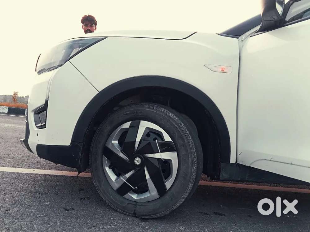 Mahindra Xuv300 Pearl White Diesel Sunroof