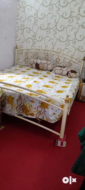 Iron deals bed olx