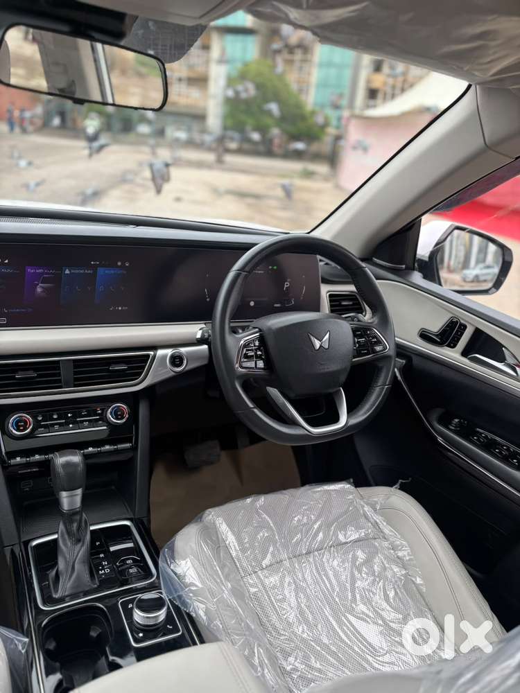 Mahindra Xuv700 2.0 Ax 7 Petrol At Luxury Pack Str, 2024, Petrol