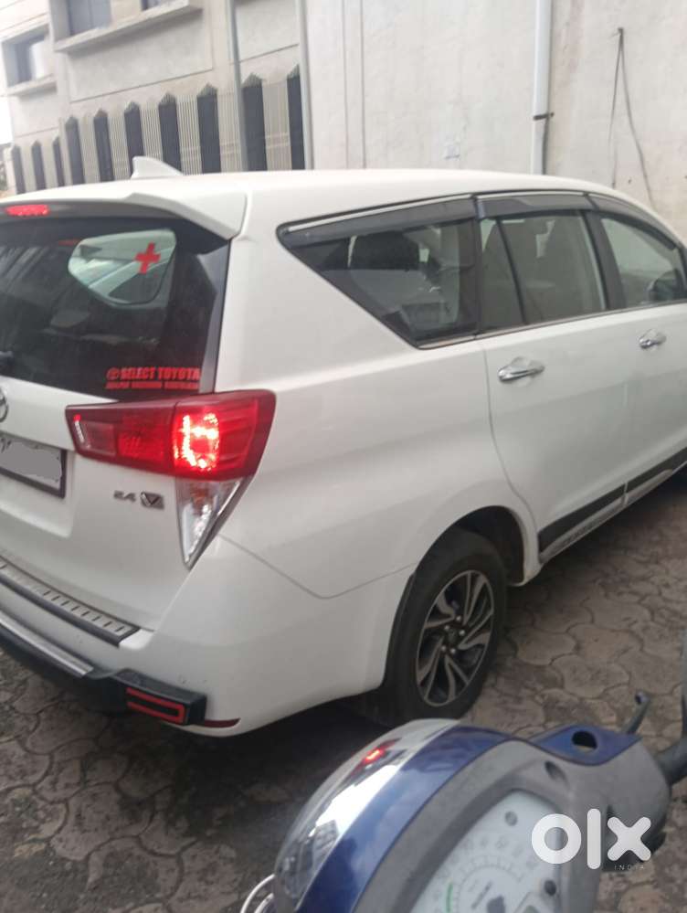 Toyota Innova Crysta 2.4 G Plus Mt 8 Str, 2024, Diesel