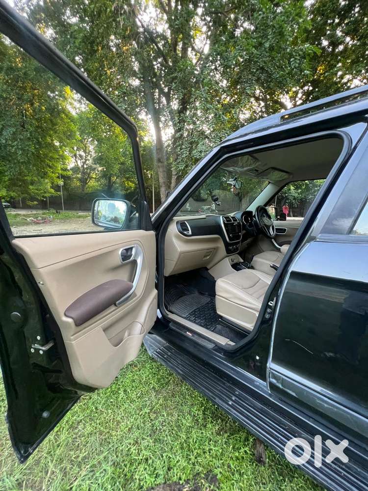 Mahindra Tuv 300 T8 Amt (automatic), 2017