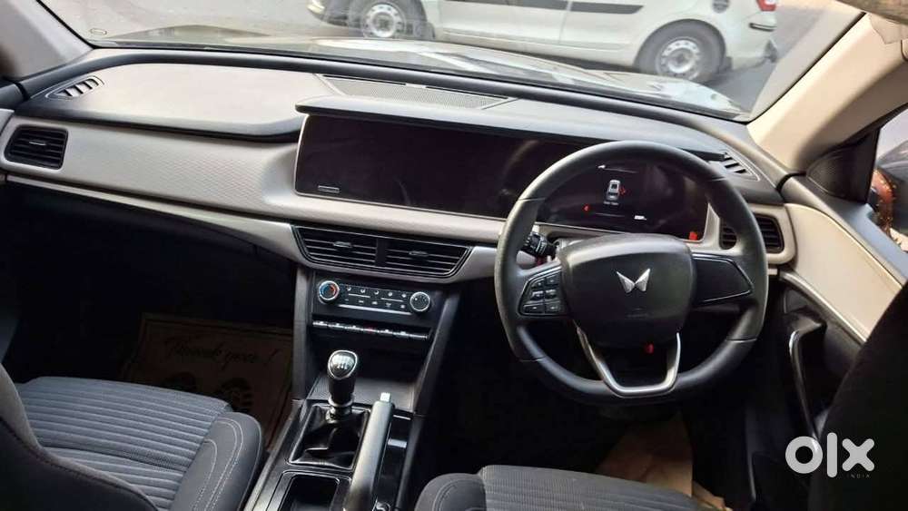Mahindra Xuv700 2.0 Ax 5 Petrol Mt 7 Str, 2022, Petrol