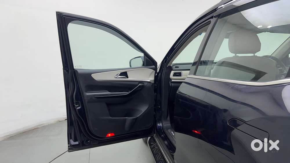 Mahindra Xuv700 2.0 Ax 7 Petrol At Str, 2023, Petrol
