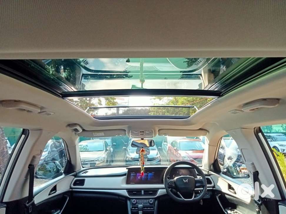 Mahindra Xuv700 2.0 Ax 5 Petrol At Str, 2022, Petrol
