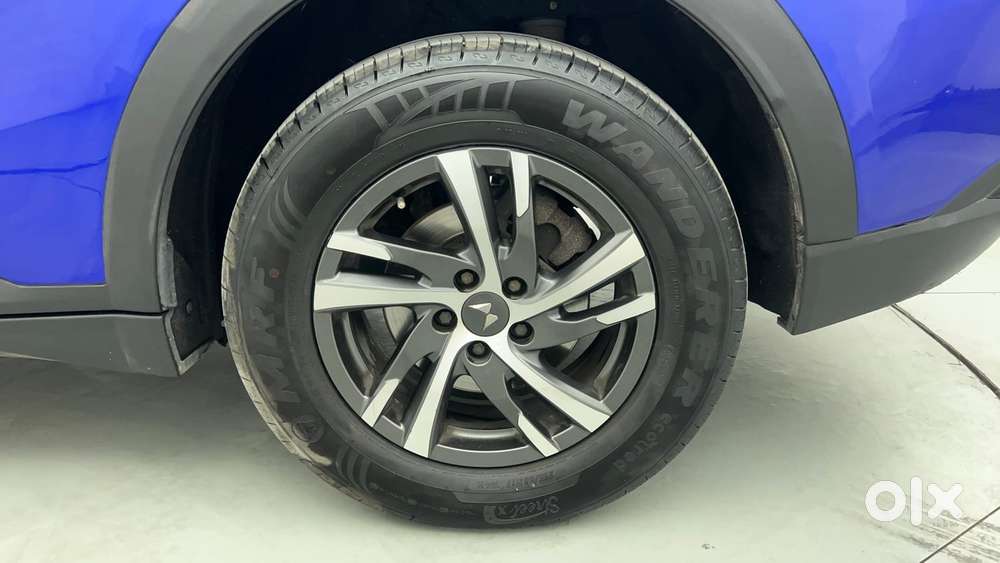 Mahindra Xuv700 2.2 Ax 5 Diesel At Str, 2023, Diesel