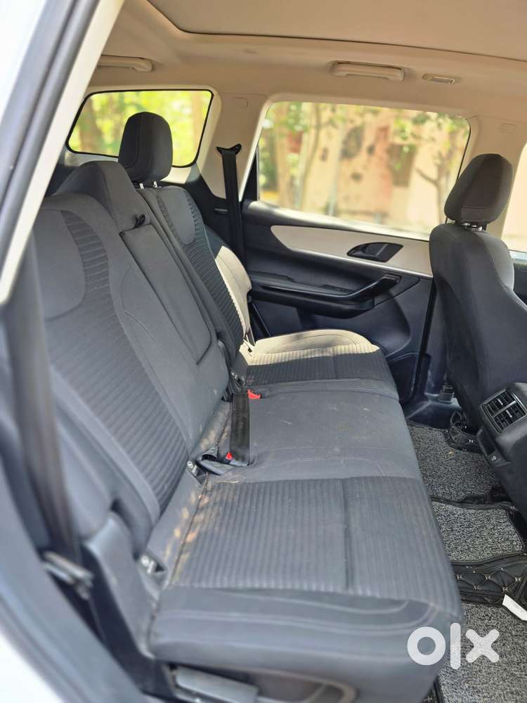 Mahindra Xuv700 2.0 Ax 5 Petrol Mt Str, 2022, Petrol