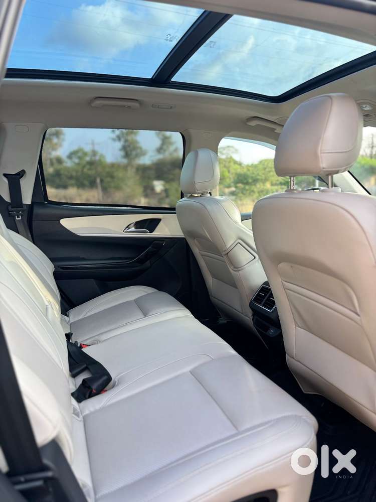Mahindra Xuv700 2.2 Ax 7 Diesel At Luxury Pack Str Awd, 2025, Diesel