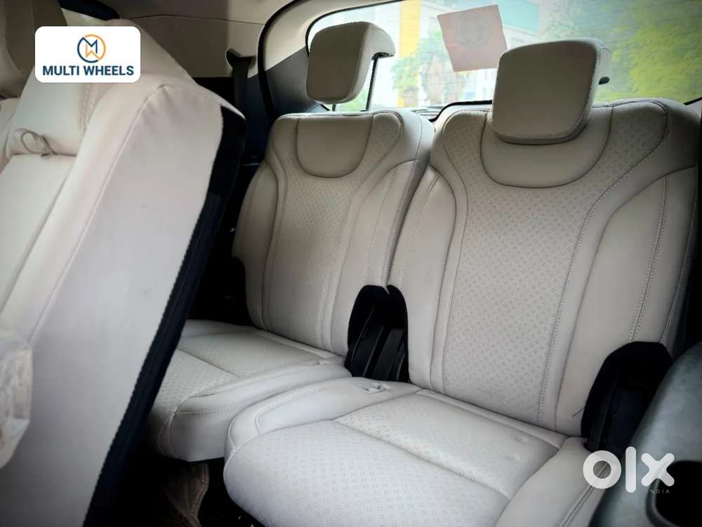 Mahindra Xuv700 2.0 Ax 5 Petrol Mt 7 Str, 2024, Petrol