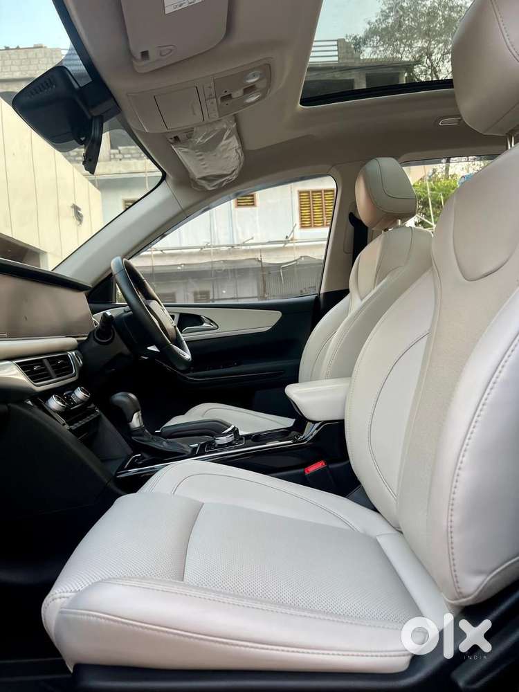 Mahindra Xuv700 2.0 Ax 7 Petrol Mt Str, 2025, Petrol