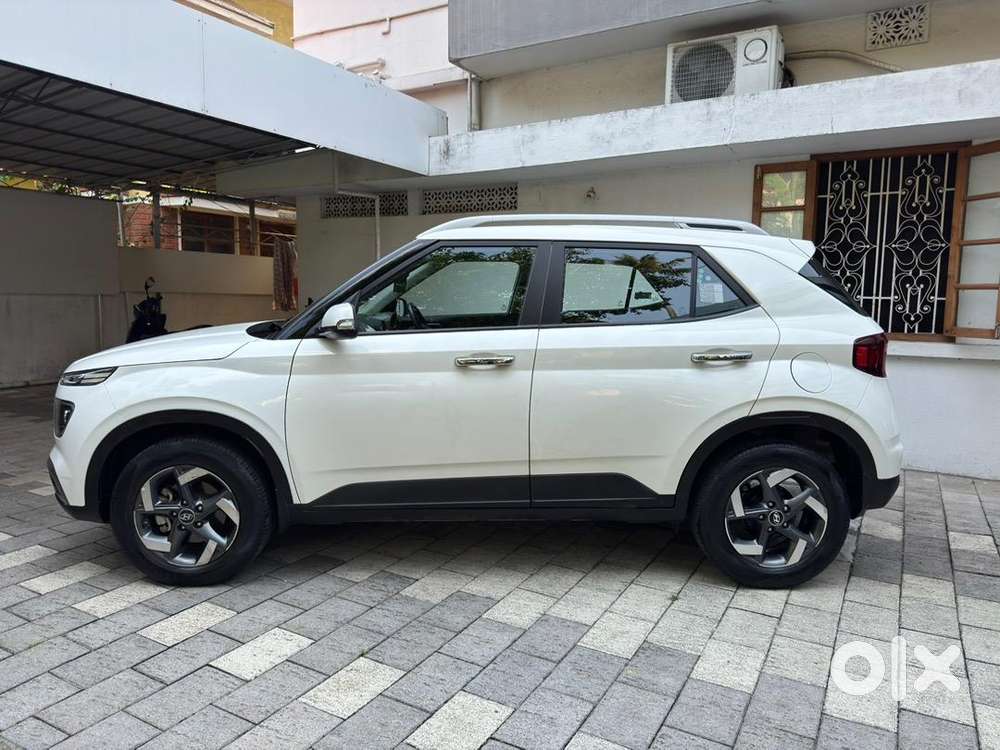 Hyundai Venue 2021 Petrol 18337 Km Driven Well Maintained