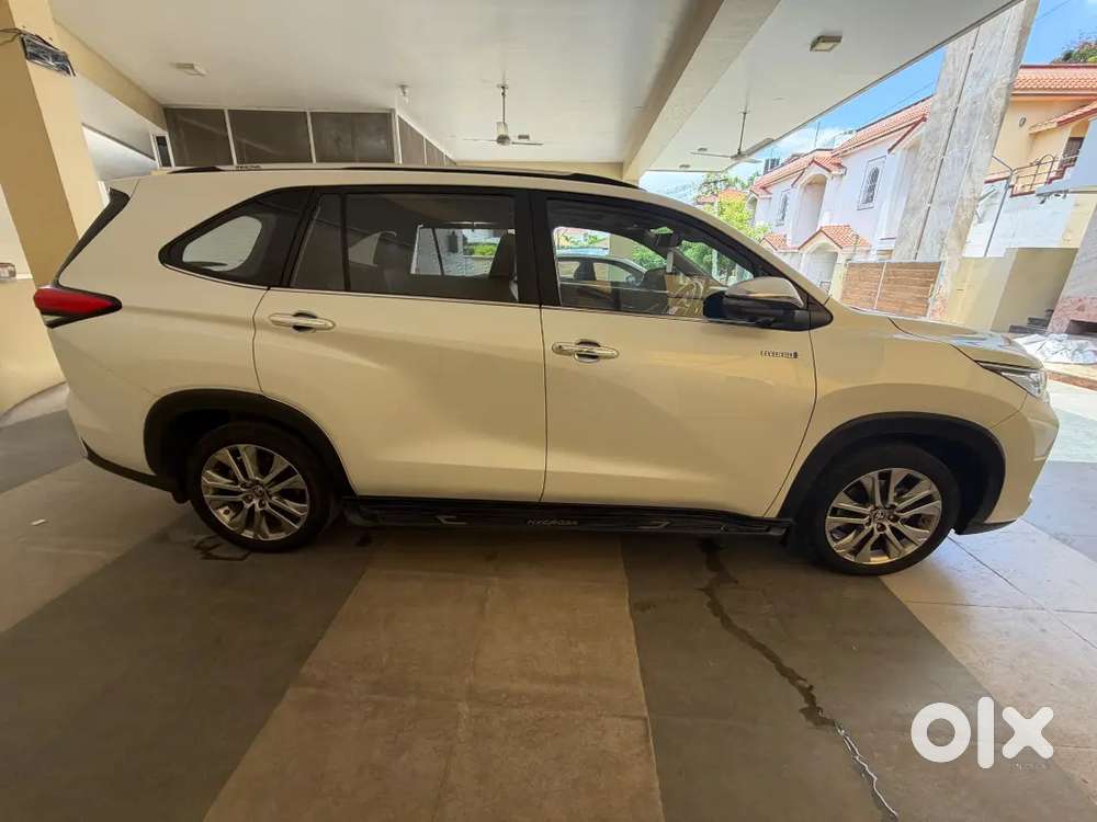Toyota Innova Hycross 2024