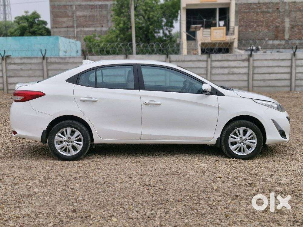 Toyota Yaris V Cvt, 2018, Petrol