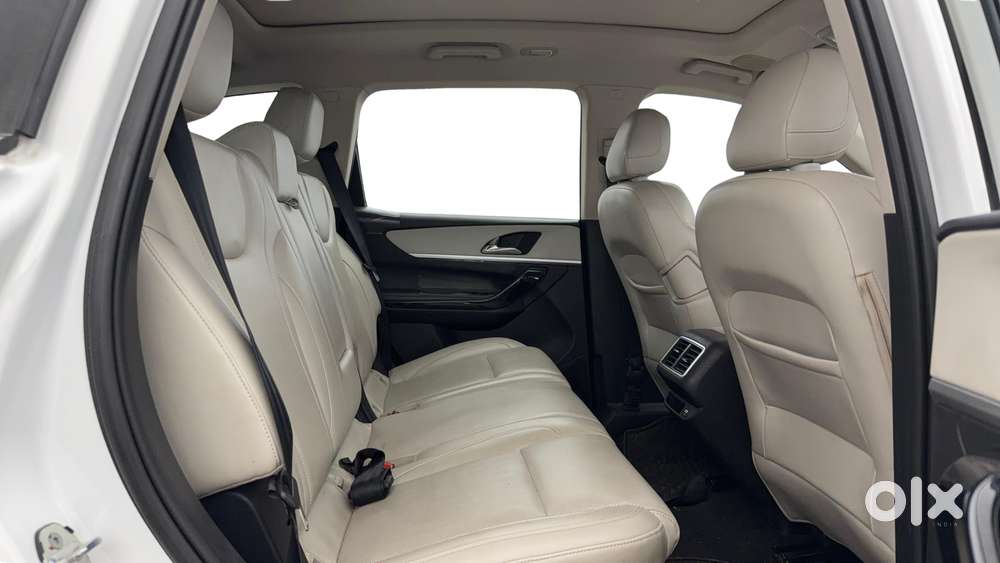 Mahindra Xuv700 2.0 Ax 7 Petrol Mt Str, 2021, Petrol
