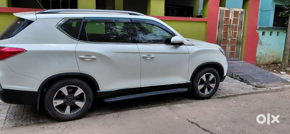 Mahindra Alturas G4 Petrol 2021