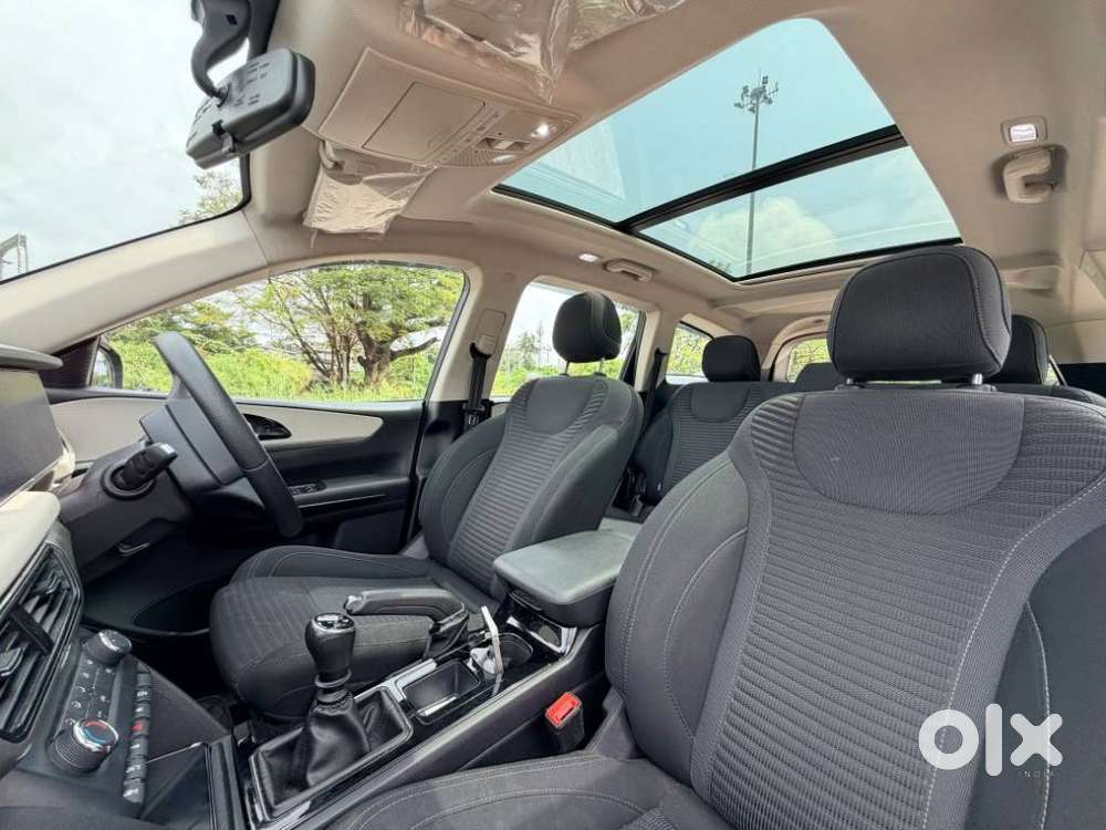 Mahindra Xuv700 2.0 Ax 5 Petrol Mt Str, 2021, Petrol