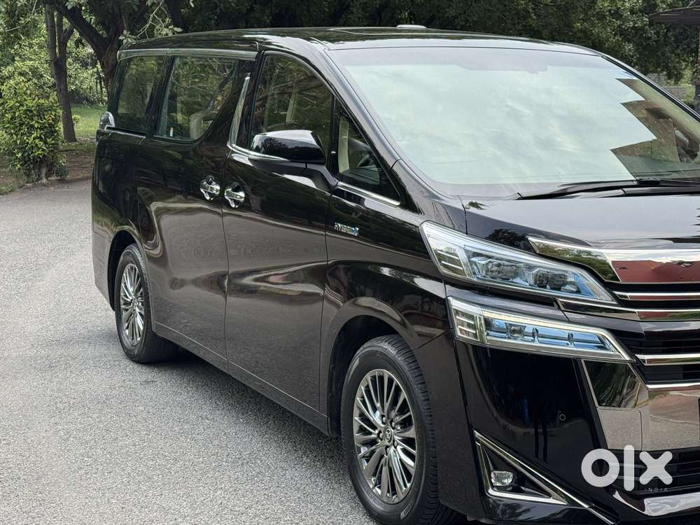 Toyota Vellfire 2.5 Executive Lounge, 2023, Cng & Hybrids