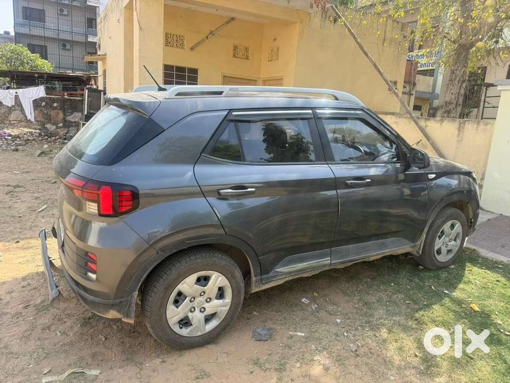 Hyundai Venue 2023 Petrol Well Maintained