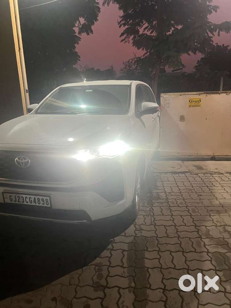 Toyota Innova Hycross 2024 Petrol Well Maintained