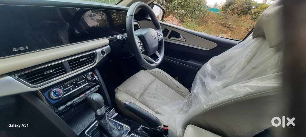 Mahindra Xuv700 2.0 Ax 7 Petrol Mt Str, 2025, Petrol