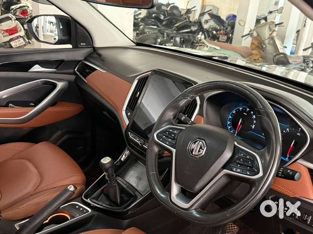 Mg Hector Plus (2022) Top-end