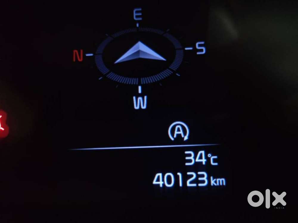 Kia Carens, 2023, Petrol