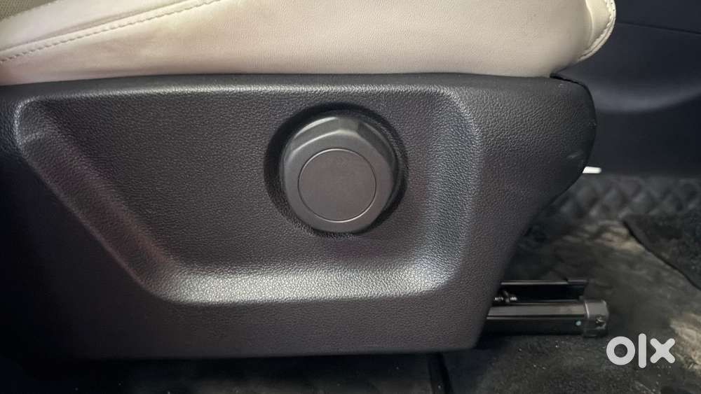 Mahindra Xuv700 2.0 Ax 7 Petrol Mt Str, 2025, Petrol