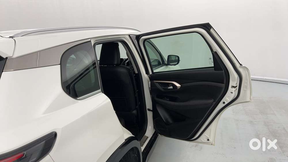 Maruti Suzuki Grand Vitara 1.5 Alpha Plus Intelligent Hybrid Ecvt, 2..