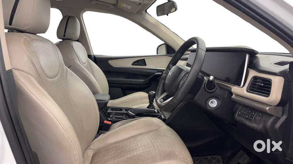Mahindra Xuv700 2.0 Ax 5 Petrol Mt 7 Str, 2022, Petrol