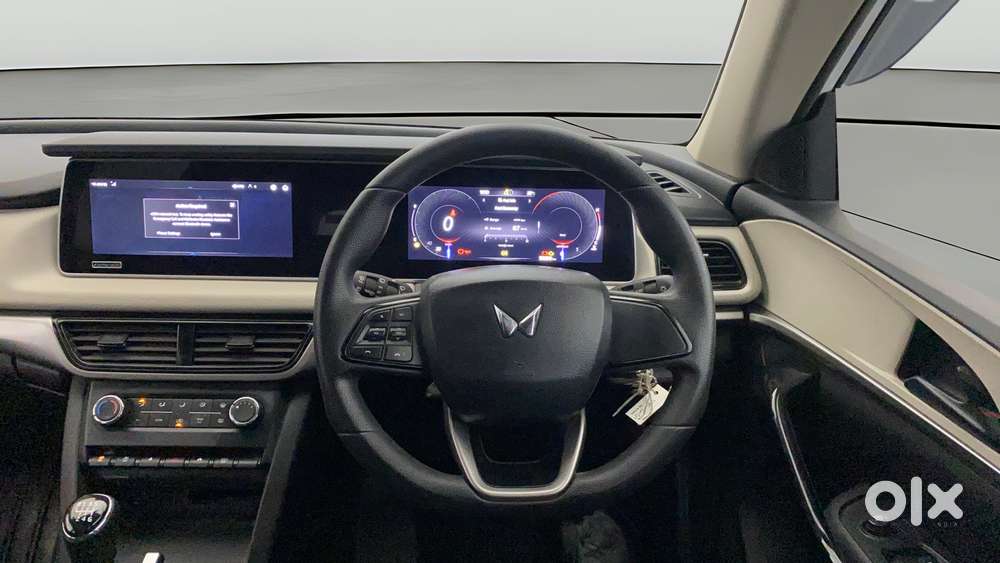 Mahindra Xuv700 2.0 Ax 5 Petrol Mt 7 Str, 2022, Petrol