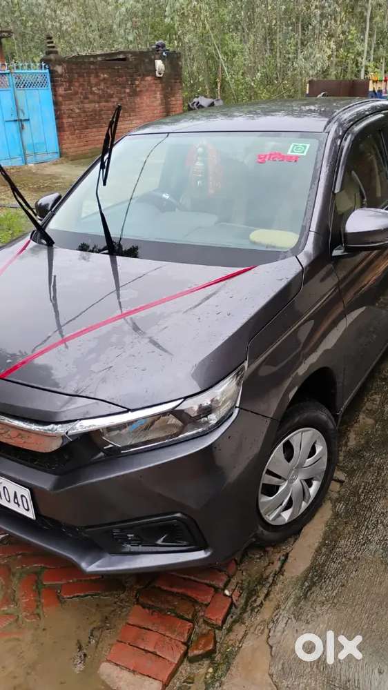 Car Chalane Wala Koi Nhi Hai. Isiliy Sell Kr Rahe Hai