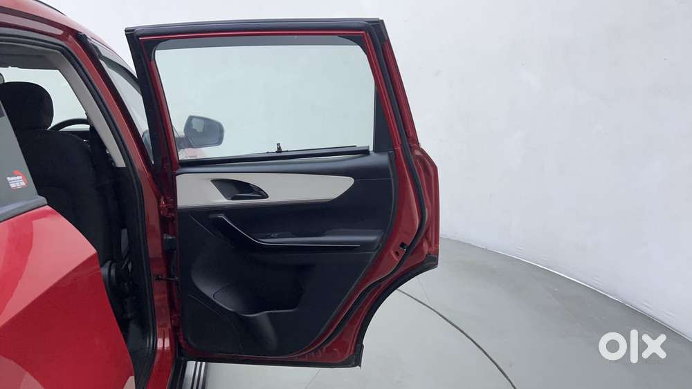 Mahindra Xuv700 2.0 Ax 5 Petrol At Str, 2022, Petrol