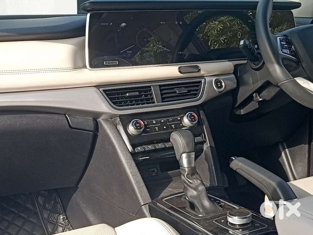 Mahindra Xuv700 2.0 Ax 7 Petrol At Str, 2023, Petrol
