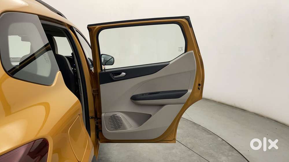 Renault Triber Rxz, 2023, Petrol