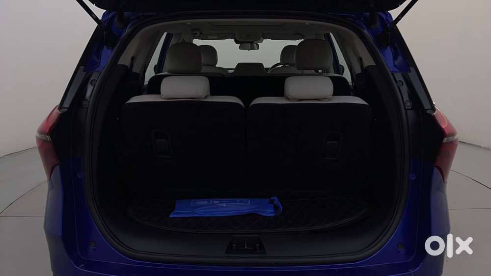 Mahindra Xuv700 2.0 Ax 7 Petrol Mt Str, 2022, Petrol