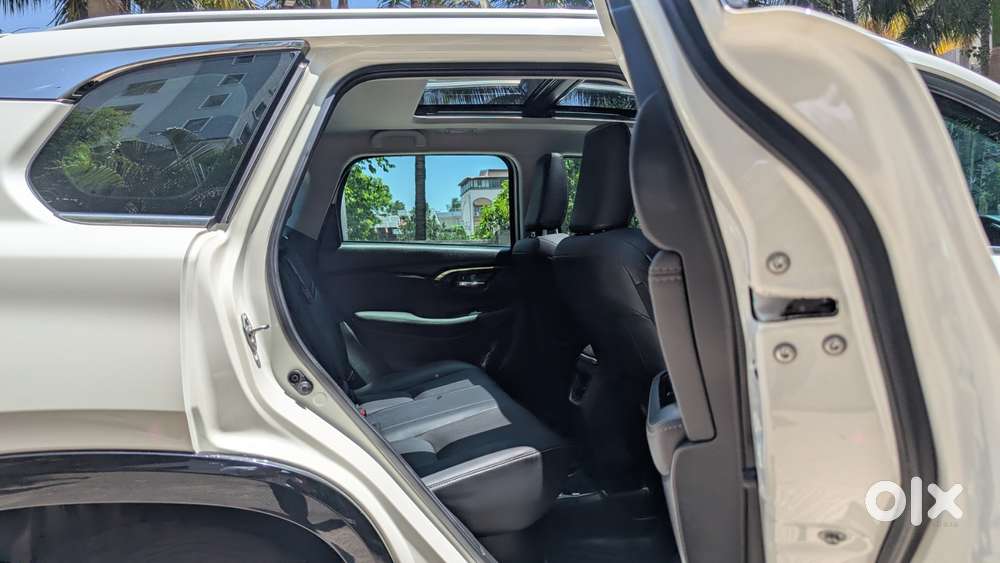 Maruti Suzuki Grand Vitara 1.5 Alpha Plus Intelligent Hybrid Ecvt, 2..