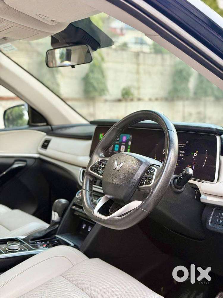 Mahindra Xuv700 Ax7l 6 Str At, 2022, Petrol